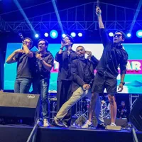 8 Potret Keseruan Raffi Ahmad Bareng Band The Popstars Saat Manggung, Berangkat Naik Private Jet