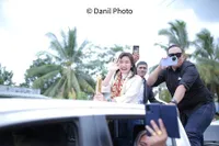 8 Potret Keseruan Sridevi Juara 1 Dangdut Academy Pulang Kampung, Keliling Bawa Piala
