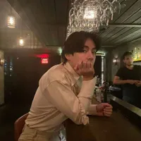 8 Potret Keseruan V BTS Saat Liburan ke New York, Asyik Nonton Konser Jazz - Minum Wine Seharga Puluhan Juta
