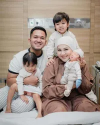 8 Potret Kesha Ratuliu Bareng Suami dan 3 Anak, Harmonis - Akui Terinspirasi Parenting Nikita Willy 