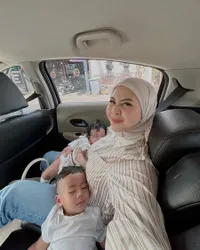 8 Potret Kesha Ratuliu Momong Dua Anak, Mahmud Cantik Berhijab dan Stylish Banget!