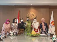 8 Potret Kesibukan Mulan Jameela di Tengah Isu Cerai dari Ahmad Dhani, Rapat Anggota Dewan - Ngemall Bareng Sosialita