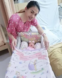 8 Potret Kezia Karamoy Asuh Buah Hati, Makin Cantik dan Pancarkan Aura Keibuan Usai Melahirkan
