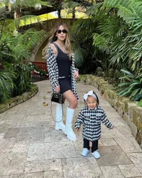 8 Potret Kezia Toemion Menantu Bambang Trihatmodjo Momong Baby Kelly, Hot Mom Sosialita - Outfit Selalu Matching