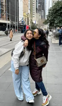 8 Potret Khirani Bahagia Dijenguk Mayangsari ke Australia, Kini Kuliah di Melbourne - Mandiri di Negeri Orang