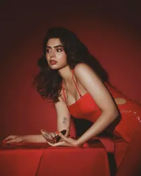 8 Potret Khushi Kapoor Cantik Berbaju Serba Merah, Makin Mirip Mendiang Sridevi