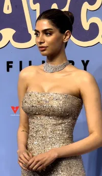 8 Potret Khushi Kapoor Pakai Dress Mendiang Sridevi di Premiere Film Debutnya di Bollywood, Berasa Ditemani Ibu