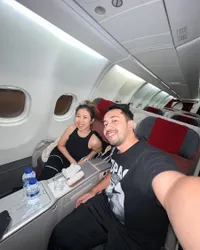 8 Potret Kiky Saputri dan Suami yang Bulan Madu Lagi ke Hongkong, Pamer Momen Ciuman di Pesawat