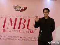 8 Potret Kim Bum Saat Jumpa Pers, Ngaku Belum Sempat Makan Nasi Goreng dan Penasaran Coba Seblak
