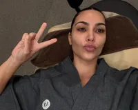 8 Potret Kim Kardashian Liburan hingga Lakukan Face Treatment di Korea Selatan