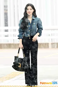8 Potret Kim Yoo Jung Berangkat ke Paris, Syahdu Diiringi Hujan Salju - Visual Cantik Bak Boneka Curi Perhatian