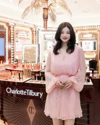 8 Potret Kim Yoo Jung Hadiri Event Charlotte Tilbury, Cantik Pakai Dress Warna Pink