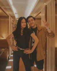 8 Potret Mesra Donna Harun dengan Jeje Soekarno, Ibu Anak yang Keren dan Sering Dikira Pacaran