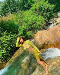 8 Potret Kompak Selvi Kitty dan Aura Kasih Liburan Bareng, Hot Pakai Bikini Saat Main Air di Sungai