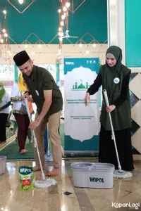 8 Potret Kompak Teuku Wisnu dan Shireen Sungkar Bersih-Bersih Masjid Pondok Indah