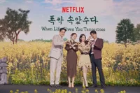 8 Potret Konferensi Pers Drama Baru Netflix 'WHEN LIFE GIVES YOU TANGERINES', IU - Park Bo Gum Pamer Chemistry