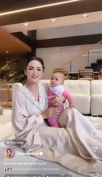 8 Potret Kris Dayanti Momong Azura yang Kini Berusia 4 Bulan, Ramai Disebut Sama-Sama Cantik - Netizen: Mimi Versi Mini
