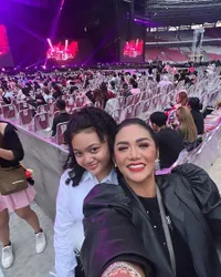 8 Potret Krisdayanti dan Amora Lemos yang Ajak Pengasuh dan Sopirnya Nonton BLACKPINK, Disorot Saat Duduk di Kursi VIP Bareng