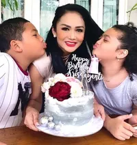 8 Potret Krisdayanti Rayakan Ultah ke-46 Tanpa Raul Lemos, Dapat Kado Spesial dari Amora dan Aurel Hermansyah