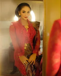 8 Potret Krisdayanti Saat Acara Pelantikan DPR RI, Anggun Berkebaya Merah