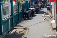8 Potret Kuburan Viral di Gang Jalan Sempit, Ternyata Depan Rumah Abdel  Achrian