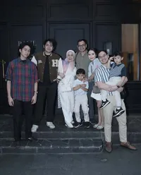 8 Potret Kumpul Keluarga Dewi Yull, Ada Surya Sahetapy Setelah 3 Tahun Tak Pulang ke Indonesia