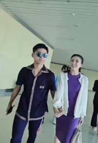 8 Potret Lama Pelukan Betrand Peto ke Sarwendah yang Kembali Disorot, Netizen: Nggak Wajar