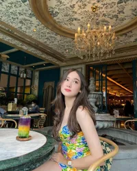 8 Potret Laura Moane yang Diduga Pacar Baru Al Ghazali, Baru 17 Tahun - Dandanannya Disebut Kelewat Dewasa