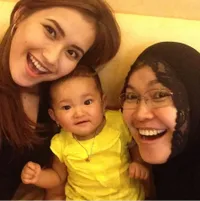 8 Potret Lawas Ayu Ting Ting & Bilqis, Netizen Salfok Wajah Sang Ibu yang Awet Muda Hingga Kini