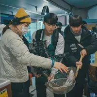 8 Potret Lee Do Hyun di Lokasi Syuting 'THE GOOD BAD MOTHER', Jadi Jaksa Ganteng - Nggemesin Saat Momong Aktor Cilik