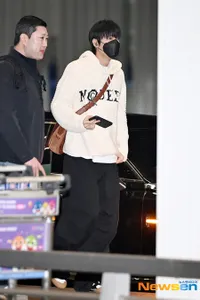 8 Potret Lee Min Ho di Bandara Incheon, Tetap Ganteng Meski Rambut Ketiup Angin - Jadi 'Polem'