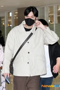 8 Potret Lee Min Ho Pulang dari Taipei, Ganteng Maksimal Meski Pakai Masker - Tatapan Mata Tajam Bikin Jatuh Hati