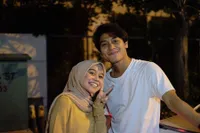 8 Potret Lesti Kejora dan Rizky Billar Kepergok Berenang Bareng Ditonton Warga, Penampilan Sederhana dan Wajah Tanpa Make Up Jadi Sorotan