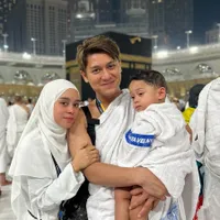 8 Potret Lesti Kejora dan Rizky Billar Umrah Bareng Levian, Sempat Jalan-jalan ke Al Ula