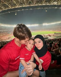 8 Potret Lesti Kejora Nonton Timnas Indonesia vs Australia di GBK, Momen Ketemu Azizah Salsha Jadi Sorotan