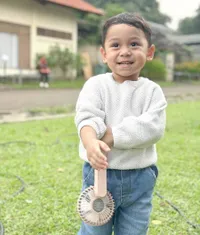 8 Potret Levian Putra Lesti Kejora yang Tingkahnya Semakin Lucu, Jadi Imam Iron Man - Lirikannya Makin Centil