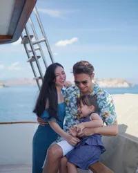 8 Potret Liburan Asmirandah ke Labuan Bajo Bareng Keluarga dan Teman-teman