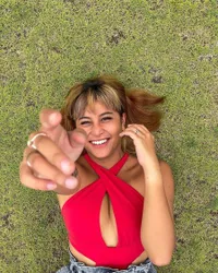 8 Potret Liburan Awkarin yang Tetap Cantik, Gowes Hot Berbikini Merah - Dapat Pujian dari Sang Pacar