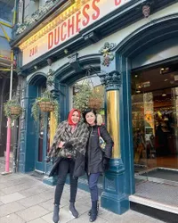 8 Potret Liburan Bestie Rieta Amilia dan Desiree ke Inggris, Duo Nenek Cantik yang Sama-sama Tajir Melintir