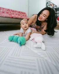 8 Potret Liburan Dea Ananda di Bali, Ajak Baby Sanne yang Masih Berusia 7 Bulan ke Pantai dan Kebun Binatang - Ekspresinya Saat Pertama Kali Sentuh Ombak Gemas Banget
