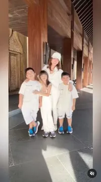 8 Potret Liburan Dhena Devanka Bareng Ketiga Anaknya di Bali, Kelihatan Lebih Bahagia - Penampilan Hot Single Mom Ramai Dipuji