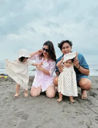 8 Potret Liburan Felicya Angelista Bareng Keluarga - Anaknya Asik Main Pasir