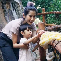 8 Potret Liburan Kecil Ardina Rasti dan Arie Andika, Mama Tangguh Gendong Ular