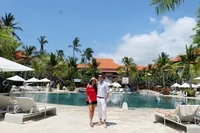 8 Potret Liburan Keluarga Titi Kamal di Bali, Sambil Rayakan Ultah Papa Mertua