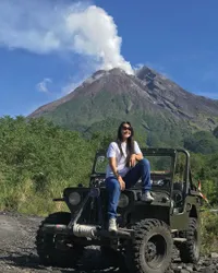 8 Potret Liburan Maudy Koesnaedi di Jogja, Cantik Bak Masih Gadis dengan Rambut Badai