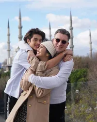 8 Potret Liburan Maudy Koesnaedi ke Turki, Bahagia Bersama Suami dan Putra Semata Wayang - Bikin Netizen Salfok Satu Keluarga Good Looking Semua
