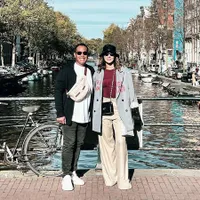 8 Potret Liburan Nia Ramadhani ke Amsterdam, Sempat Bikin Salfok Saat Pose Bak Girlband bareng Wulan Guritno - Ditemani Suami dan Tak Ajak Anak-Anak