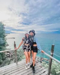 8 Potret Liburan Pasangan Sesama Jenis Chika Kinsky dan Yumi Kwandy, Pamer Ciuman di Air Terjun - Sudah Dapat Restu Keluarga?