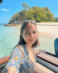 8 Potret Liburan Prilly Latuconsina dan Reza Rahadian ke Labuan Bajo, Ramai Dirumorkan Pacaran Oleh Netizen