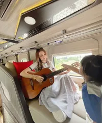 8 Potret Liburan Sederhana Ala Momo Geisha, Naik Bus hingga Perahu Bersama Keluarga - Asyik Makan Lesehan Beralaskan Tikar